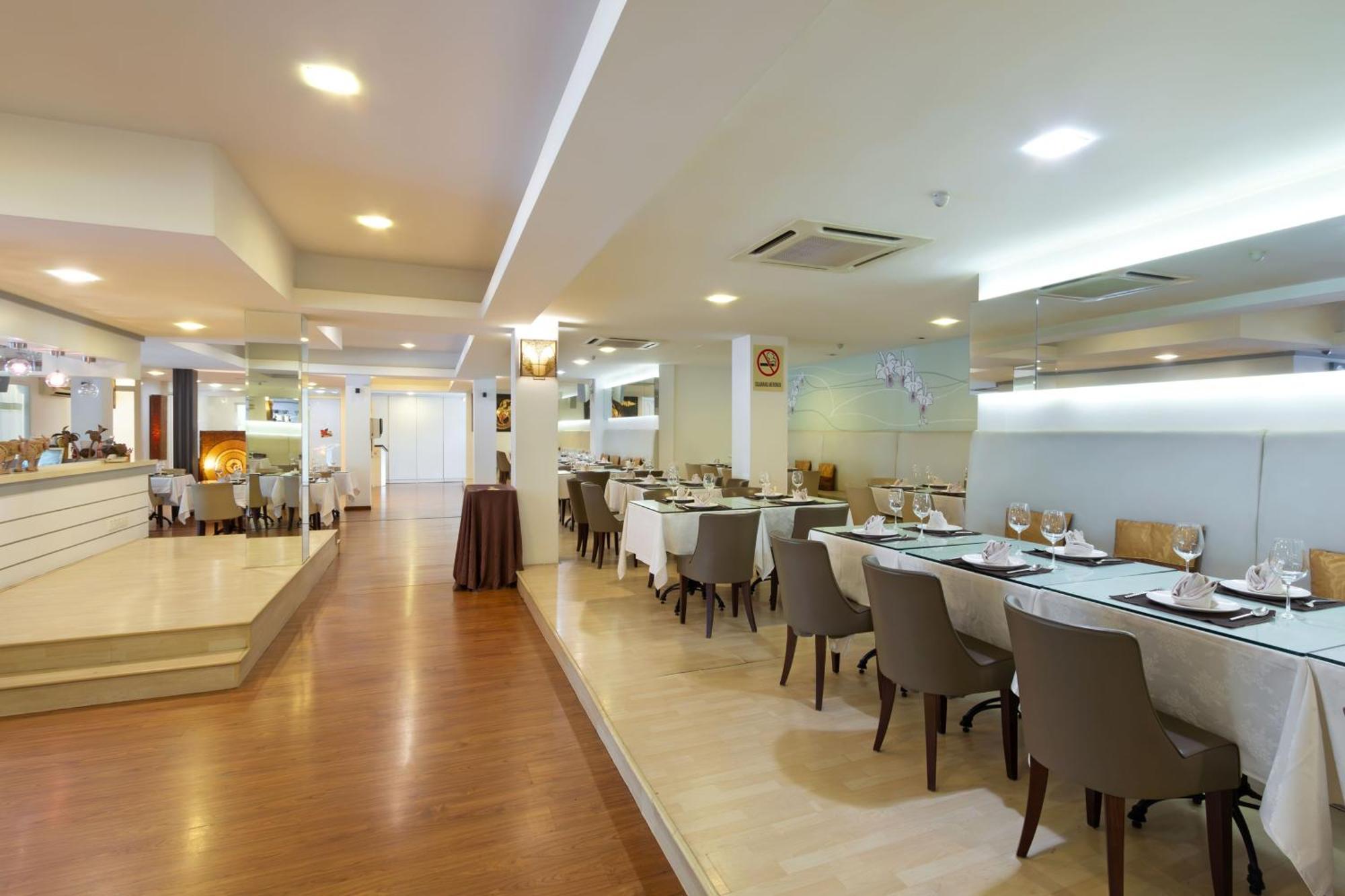 Kings Hotel Melaka Extérieur photo