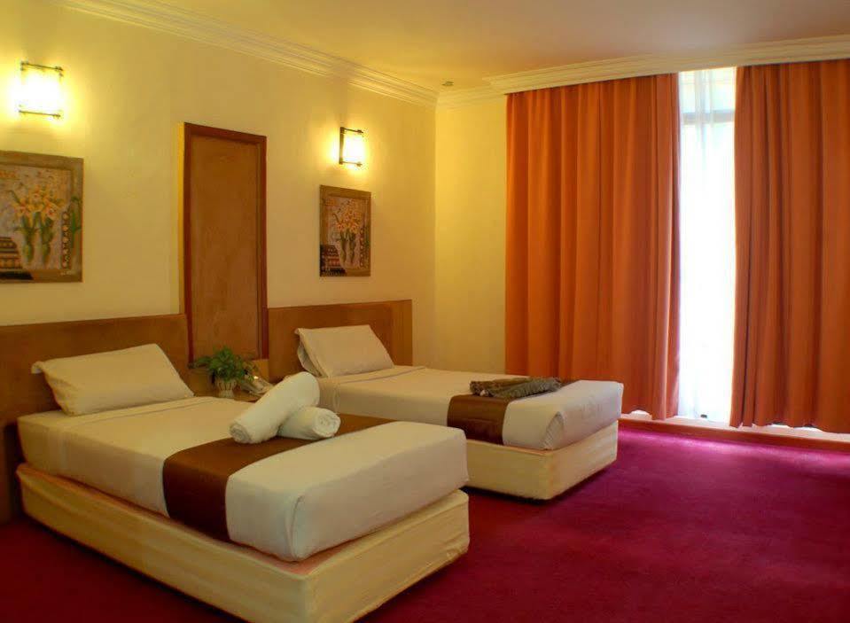Kings Hotel Melaka Extérieur photo
